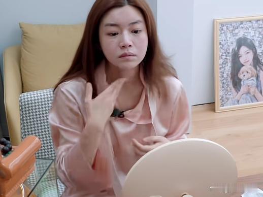 陈妍希遗传母亲易水肿体质，长期控盐、靠黑咖啡与沙拉饮食，还坚持每日刮痧消肿，即便