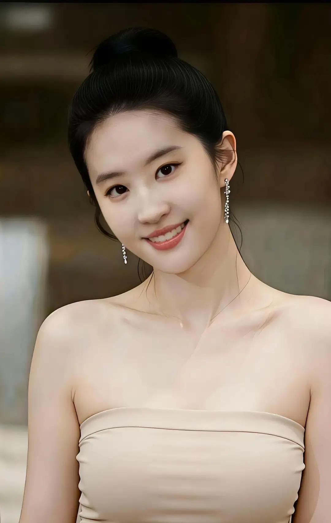 唯一亚洲面孔冲进Vogue榜
 
刘亦菲刚走完巴黎秀，肩膀只露一寸，东方味却炸满