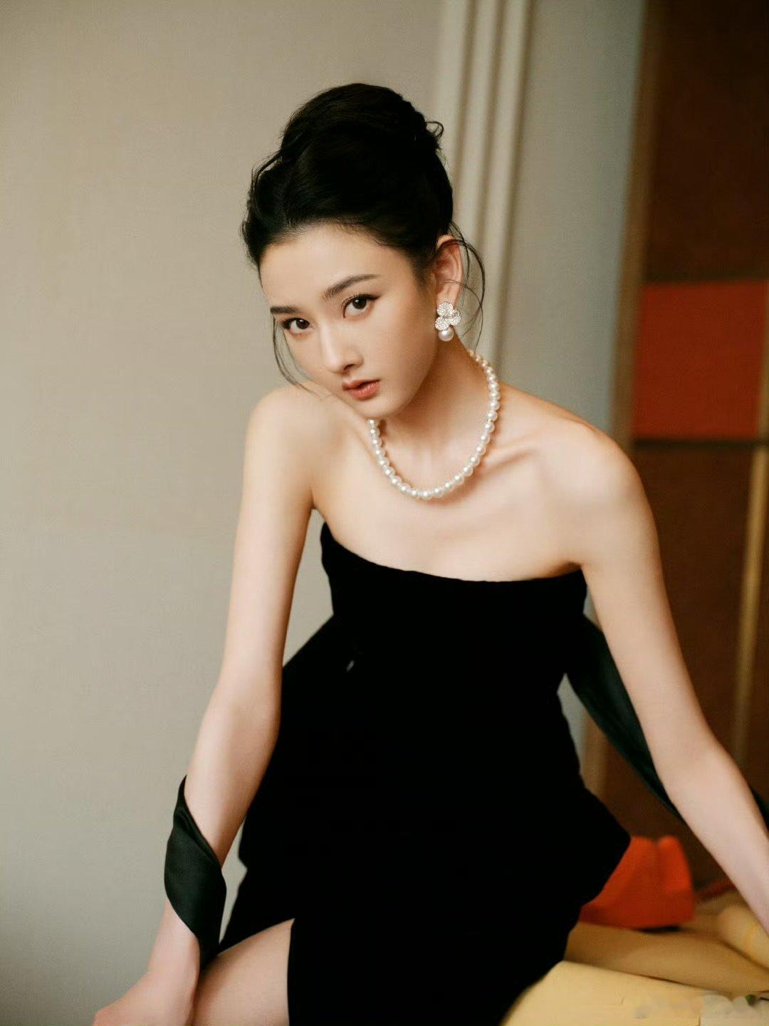 宋祖儿高盘发宋祖儿珍珠女郎宋祖儿VogueVintage出图！黑色抹胸裙➕高盘发