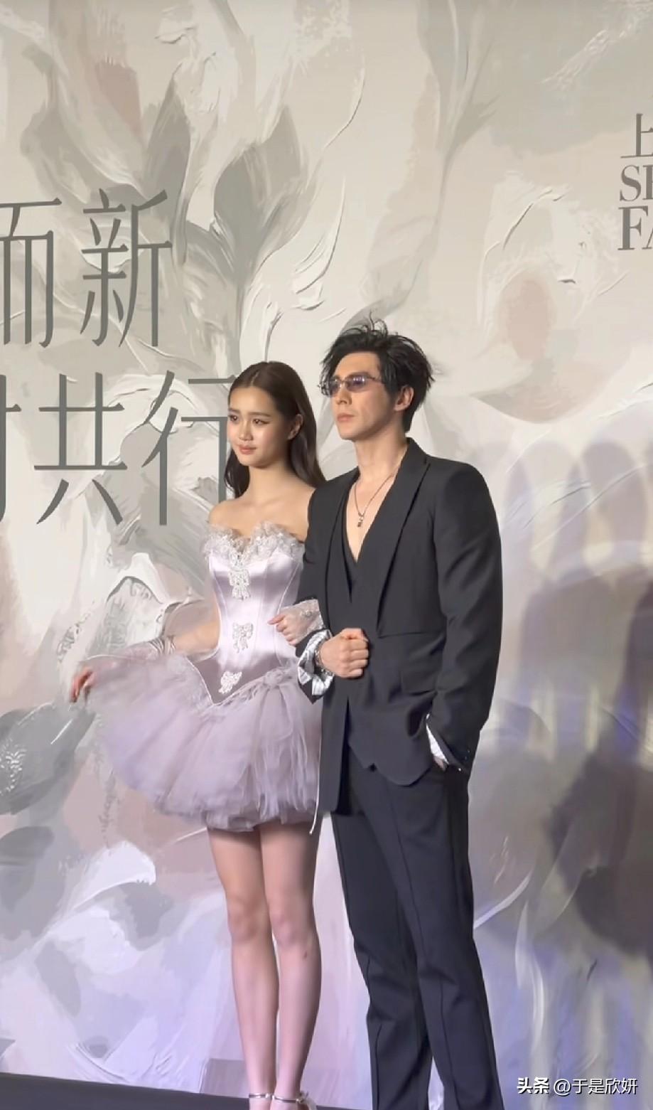 张伦硕才是人生赢家！老婆钟丽缇冻龄，继女考拉美到发光✨
 
上海时装周这张同框照