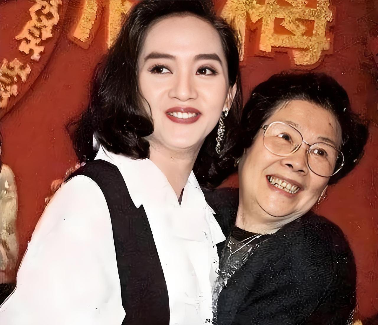 梅艳芳离世12年后，她的母亲竟公开拍卖，她的三千多件遗物，甚至包括贴身内衣裤。这