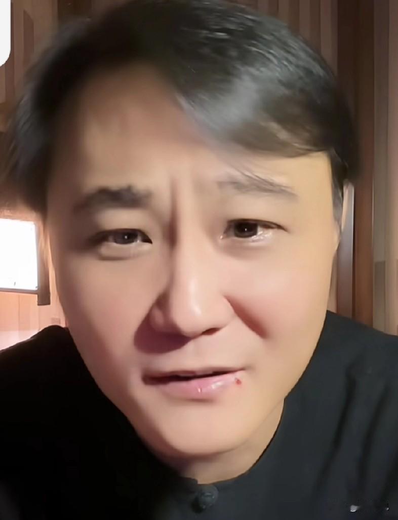 德云社最可怕的不是出走，是留下的人开始内斗。
那天演出，两位“台柱子”在后台差点