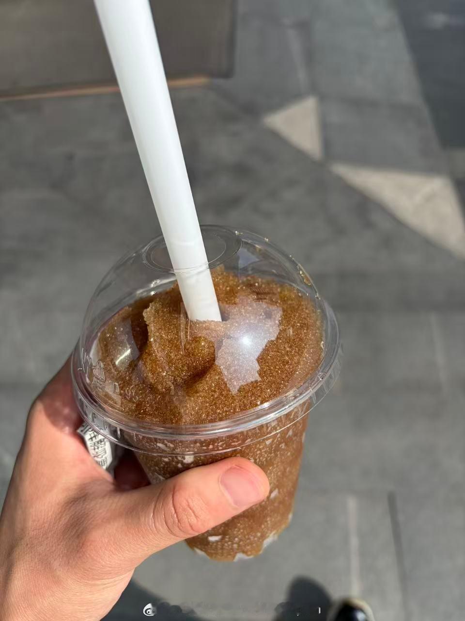 天气热，但是健身人士只能无糖买了一杯没写糖分的可乐冰沙一咬牙一蹬脚就当凉茶喝了 