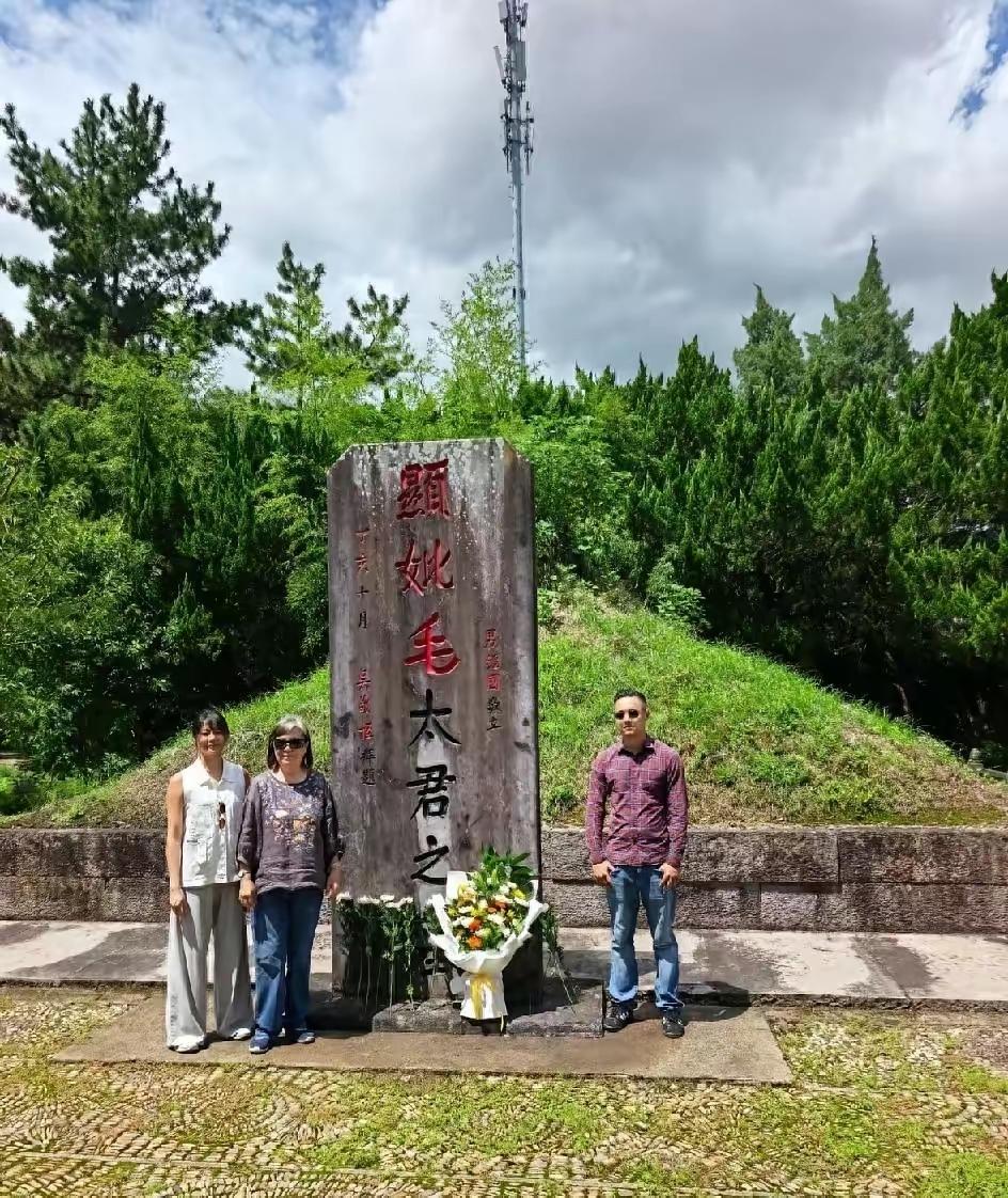 2026年9月1号，浙江奉化溪口，蒋家后人又回来扫墓了。
​9月1号，浙江奉化溪
