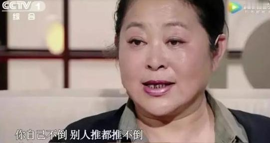 1999年，倪萍晚上跑到冯小刚家中，突然跪在地上，痛哭流涕，对冯小刚说：“哥，我