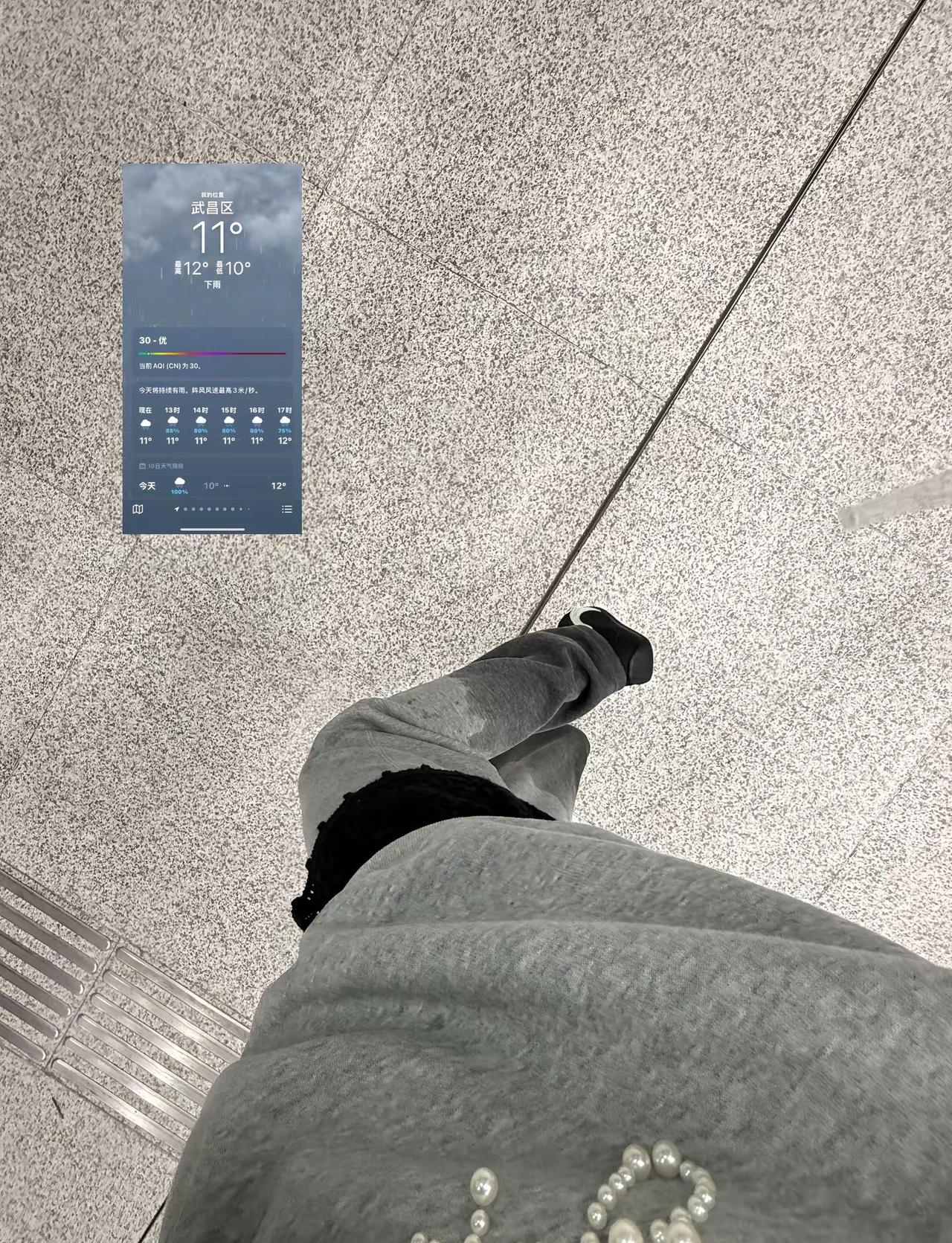 武汉这个雨啊  根本不停裤子不拖地穿搭是儿戏