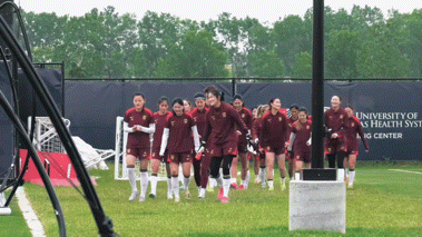 中国女足从上海出发名古屋出征亚运铿锵玫瑰踏上名古屋亚运的征途，无数次训练打磨实力
