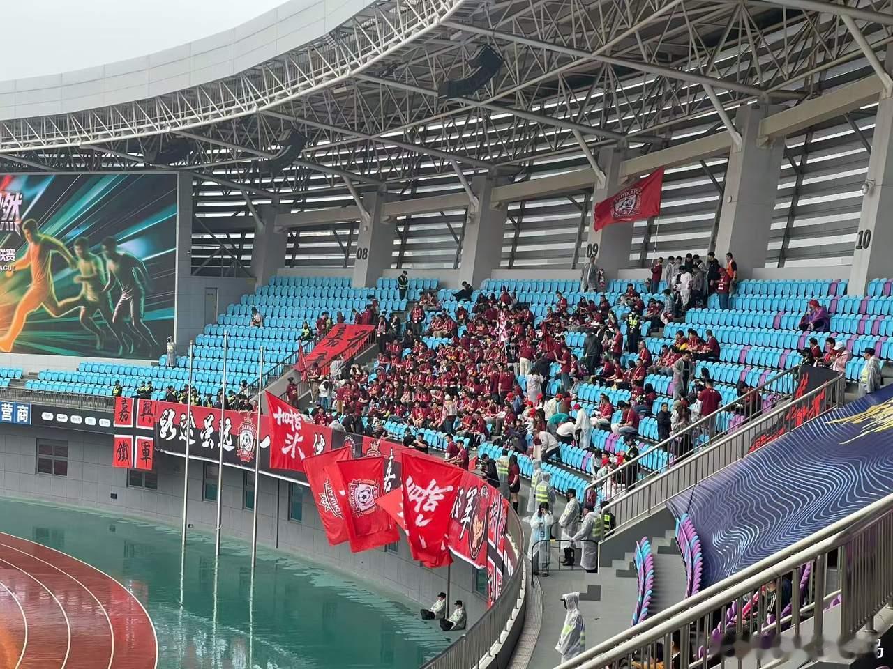 吴越杯吴越杯虽然线上热度不高，但线下的氛围还是可以的。因为每场几乎都有几万人到场