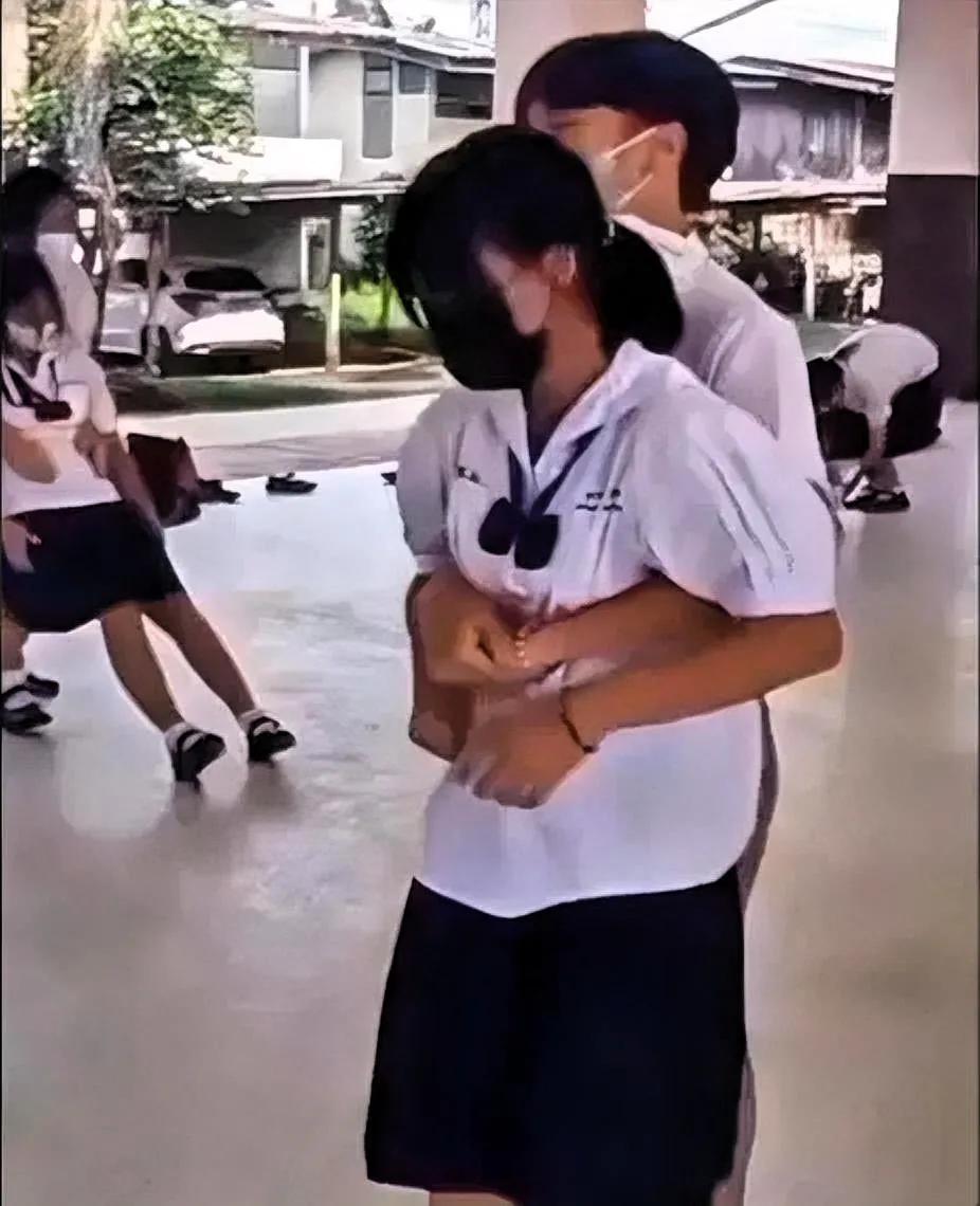我13岁刚发育那阵，跟大我5岁的表哥超亲，他在我心里就是“万能大佬”。有回家族聚