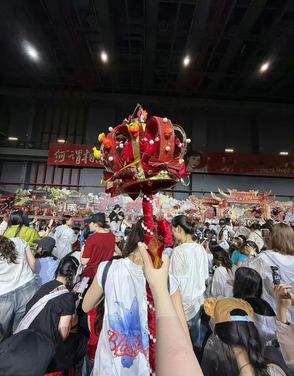 粉丝给虞书欣手搓石榴皇冠虞书欣的粉丝好会爱人！！ 
