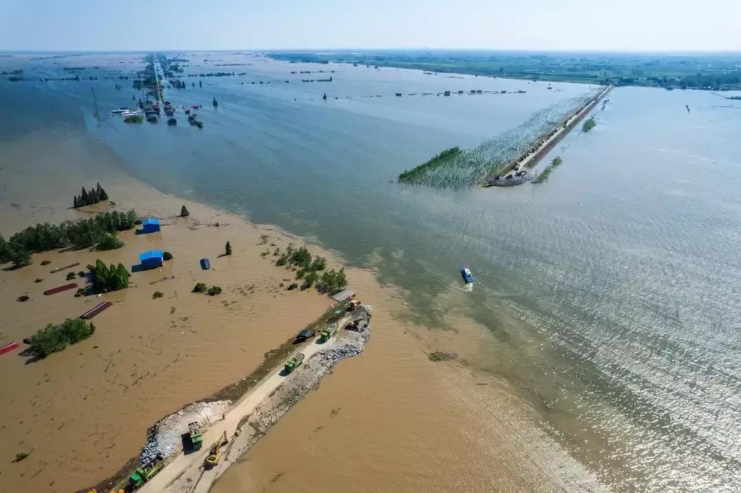 
湖南华容县团洲垸一堤坝决堤，造成洞庭湖的水进来了，淹没了村庄和农田。
据悉，堤