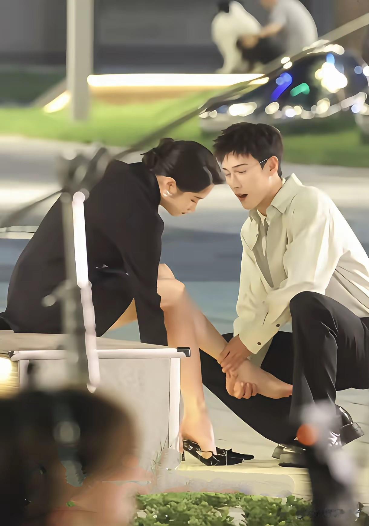 关晓彤这脚真不小，也不怪她个子高，关晓彤真是越看越好看，大长腿是她的特色。