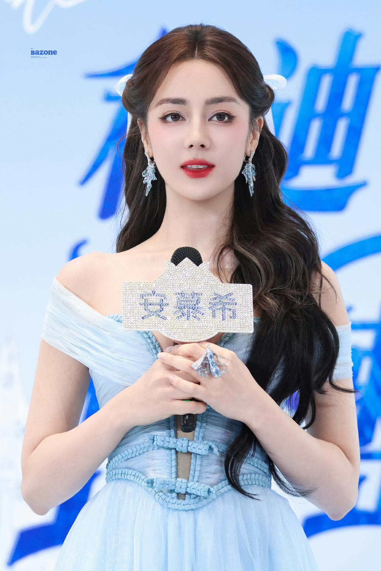 迪丽热巴 . 长发漫卷，浅蓝长裙衬出灵动模样，一颦一笑都足够动人。 ​​​