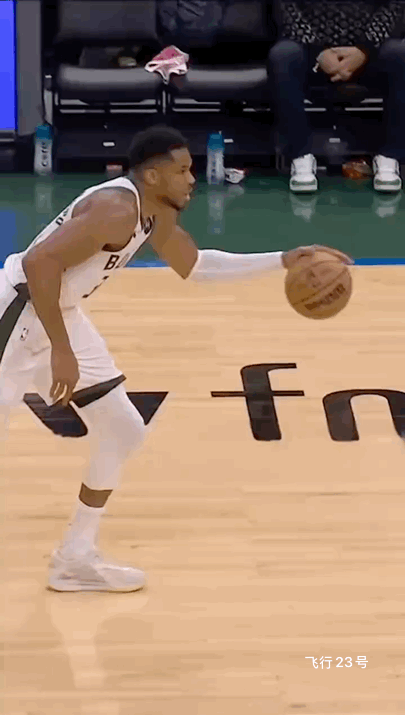 字母歌这个上篮是好球还是走步？
在NBA历史上三分线外运球次数最少的我能想到的只