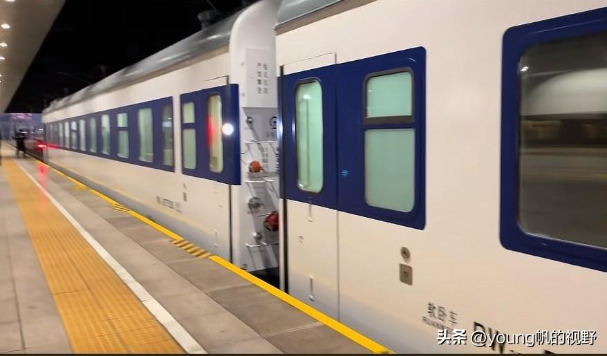 普速列车的天花板--国产25T车厢，并且还是原色的。这款车底的最高运行速度是16