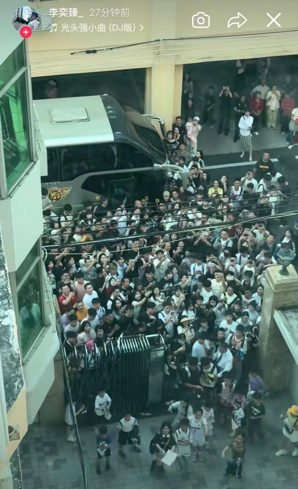 这就是广东球迷，这就是顶流广东队！来自李奕臻分享的动态，广东球迷把宏远宿舍包围了