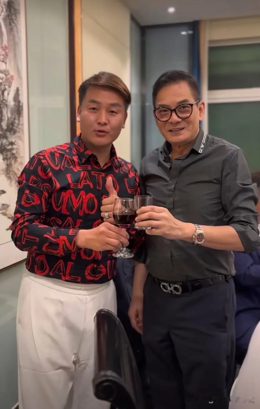 鸠摩智的扮演者李国麟因为在电视剧《天龙八部》中的一句台词在爆红，直播点赞迅速破千