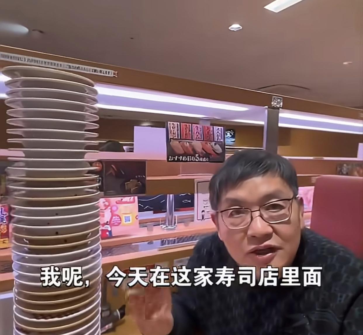 复旦大学教授冯玮最近去日本游玩时，到一家日本寿司店，点了一份寿司后，用手指着寿司