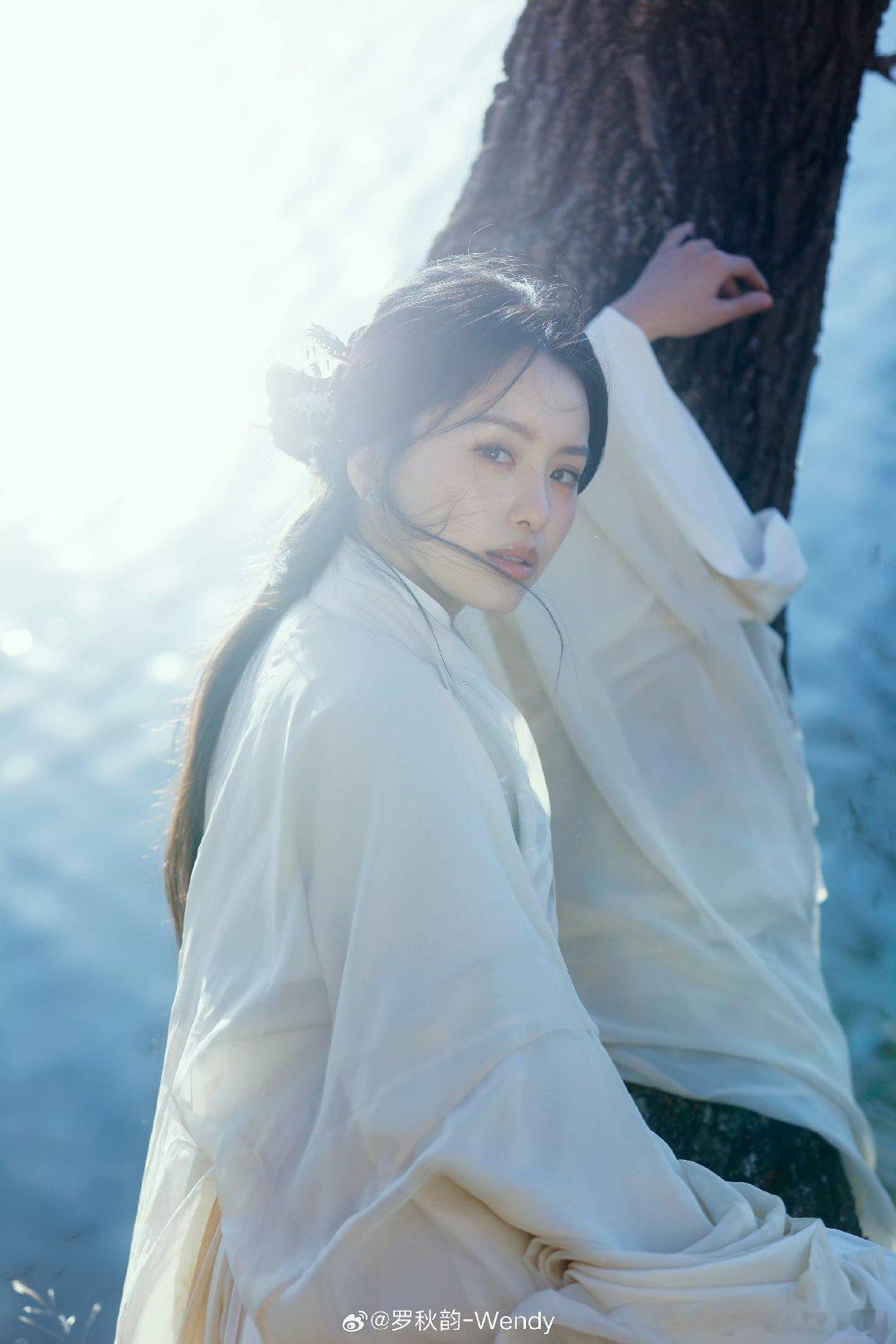 罗秋韵新造型美我一大跳 罗秋韵最新造型太美啦！古风加新中式旗袍，氛围感生活照也超