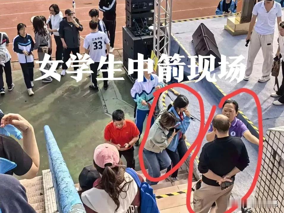佛山，高三女生脸上中箭现场！其他学生肉眼可见的慌张，而这位黑衣男子双手背叉，气定