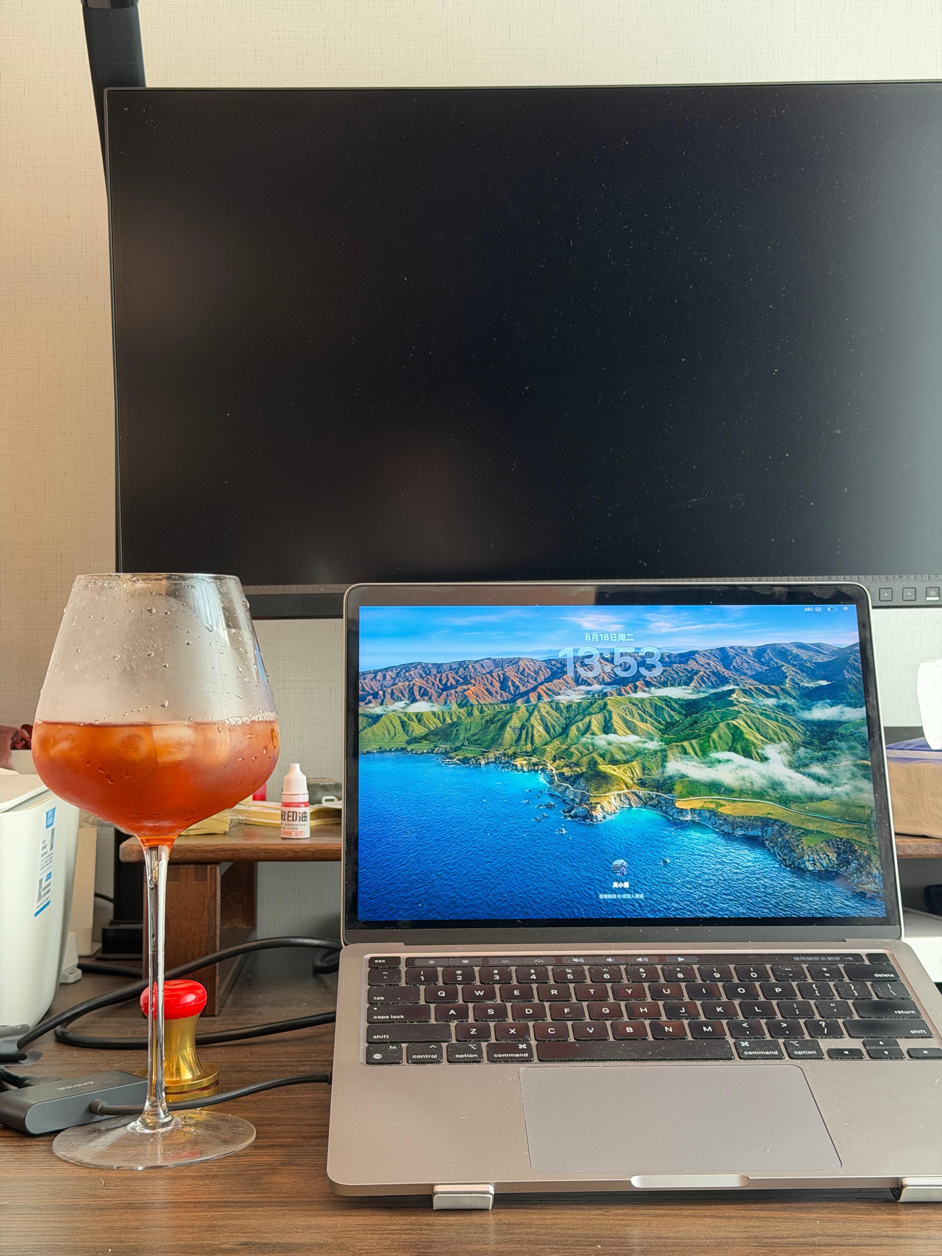 觉得自己很累的时候，就拿酒杯喝水，这样显得能松弛点。
