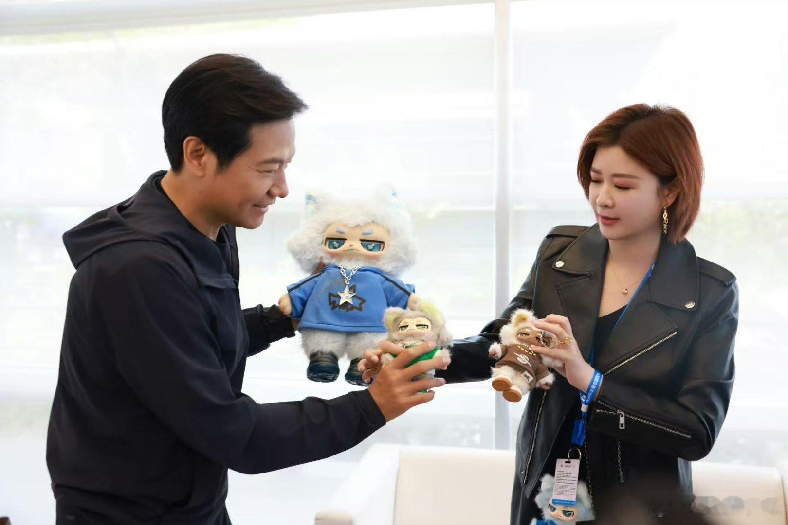 杜华晒与雷军合照谁能想到杜华追星也能这么好运。 