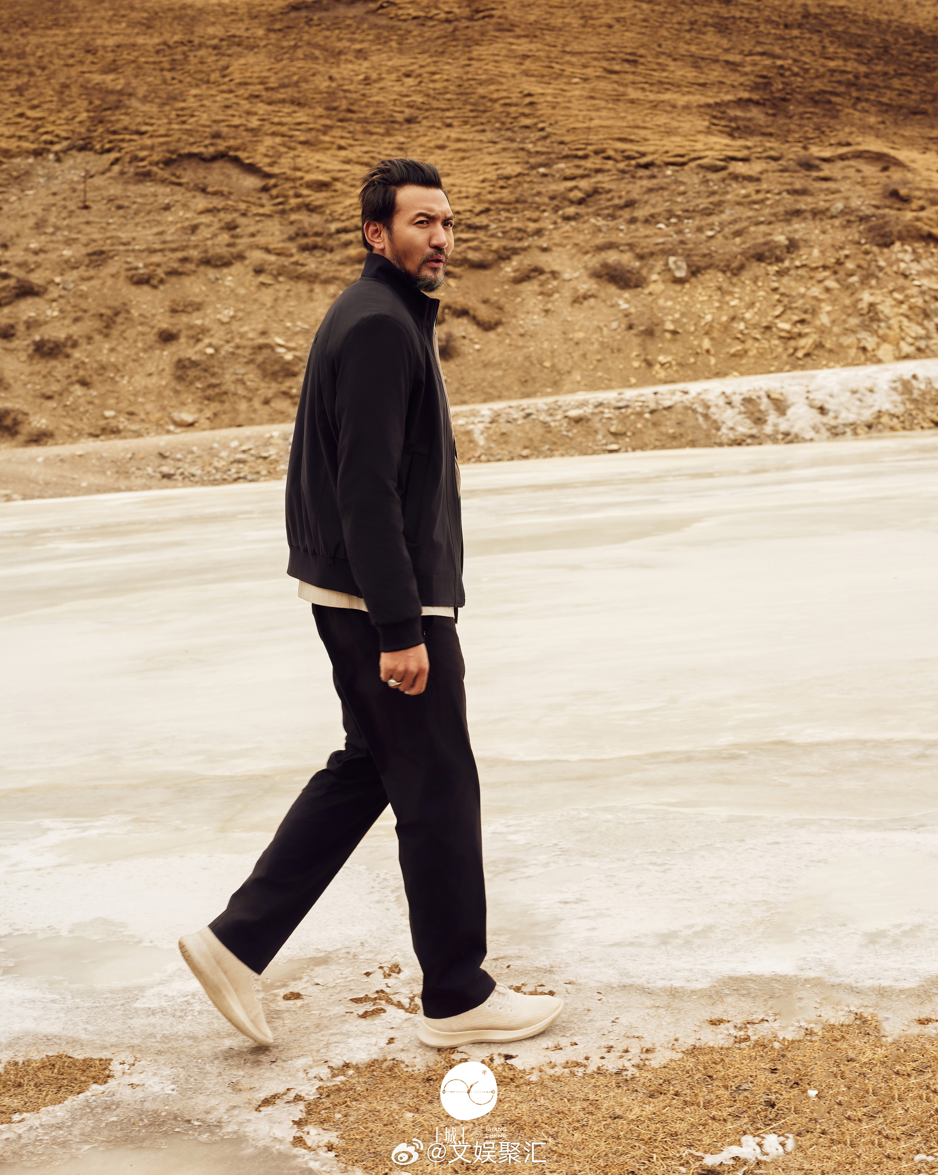 金巴亮相上海上城士非遗巡游展 低调亮相，气场不减，金巴把简约穿出了高级感。 