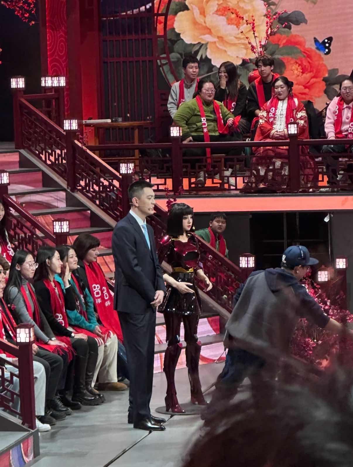 杨鸣好帅杨鸣亮相辽视春晚，一身西装挺拔有型，镜头前状态极佳。谈吐自然大方，举止沉