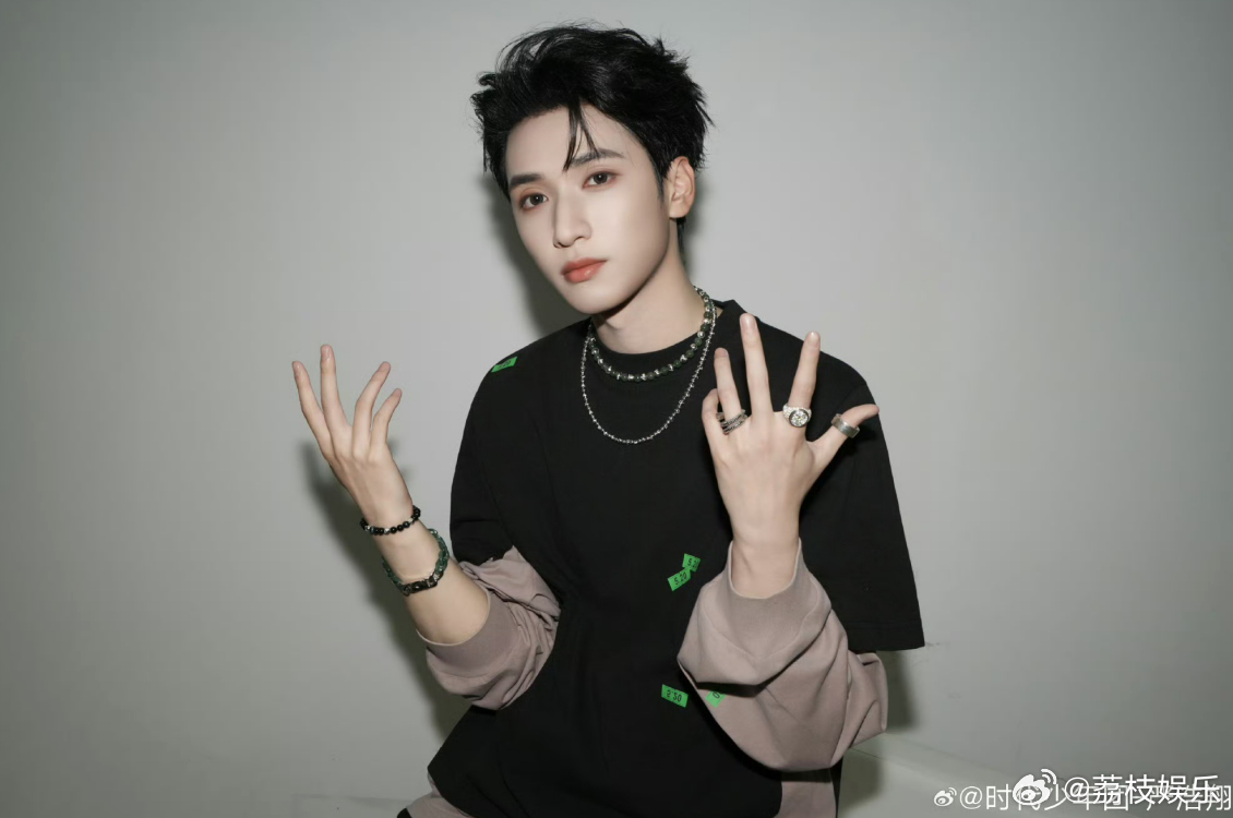 严浩翔我是为了爱我的人活的严浩翔完全是小爱神来的说唱巅峰对决2026 严浩翔所持