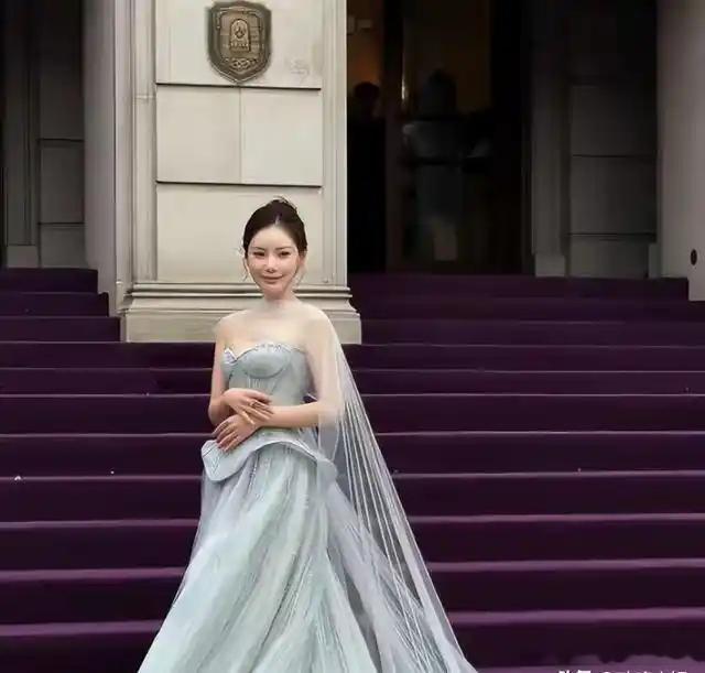 汪小菲女儿回京过暑假，12岁身高直逼张兰，网友：这孩子真挺不容易的 