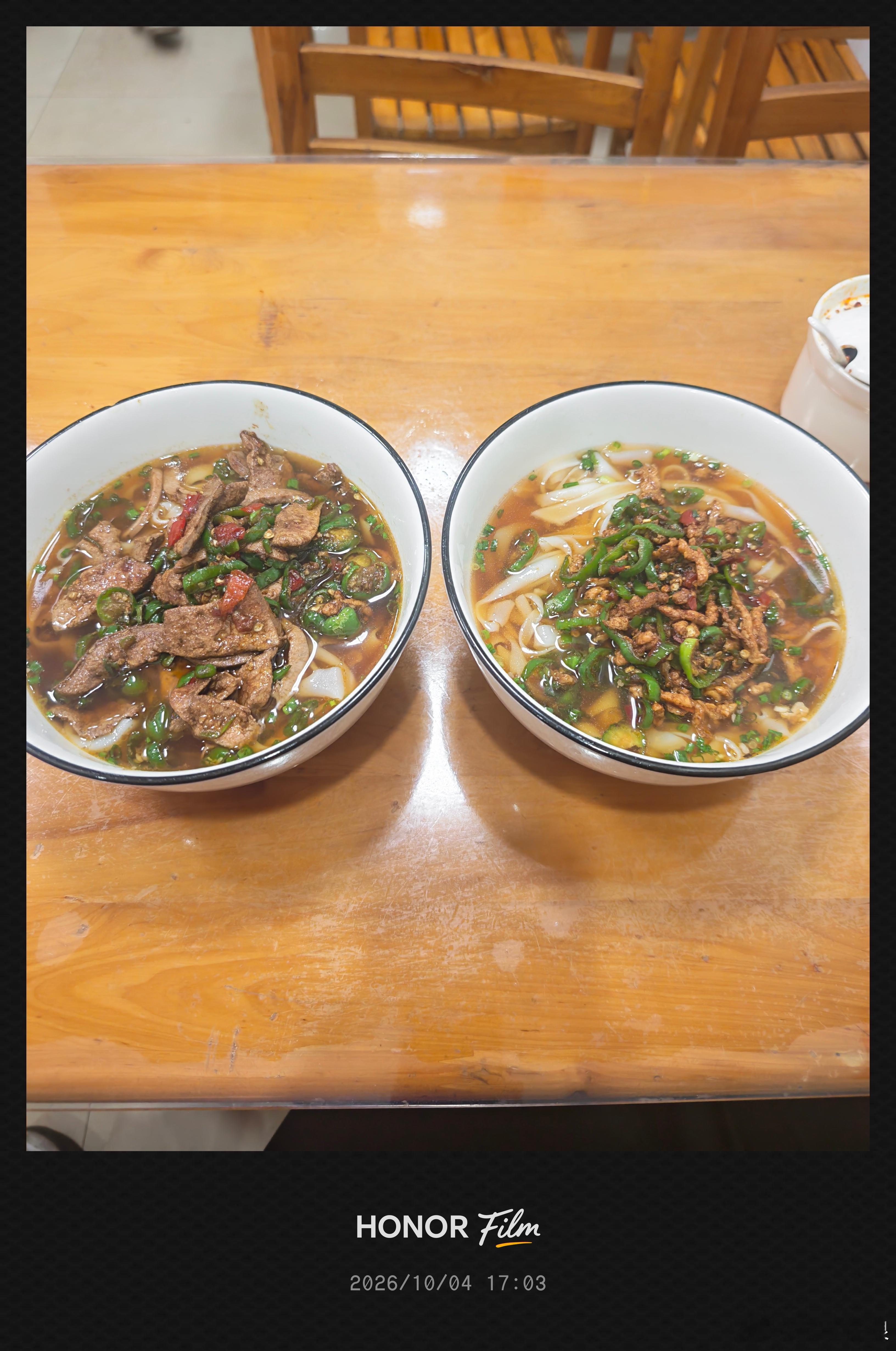 湖南本地的米粉还是蛮好吃的，尤其是手工米粉，现炒的码子，以前在外面吃的湖南米粉，