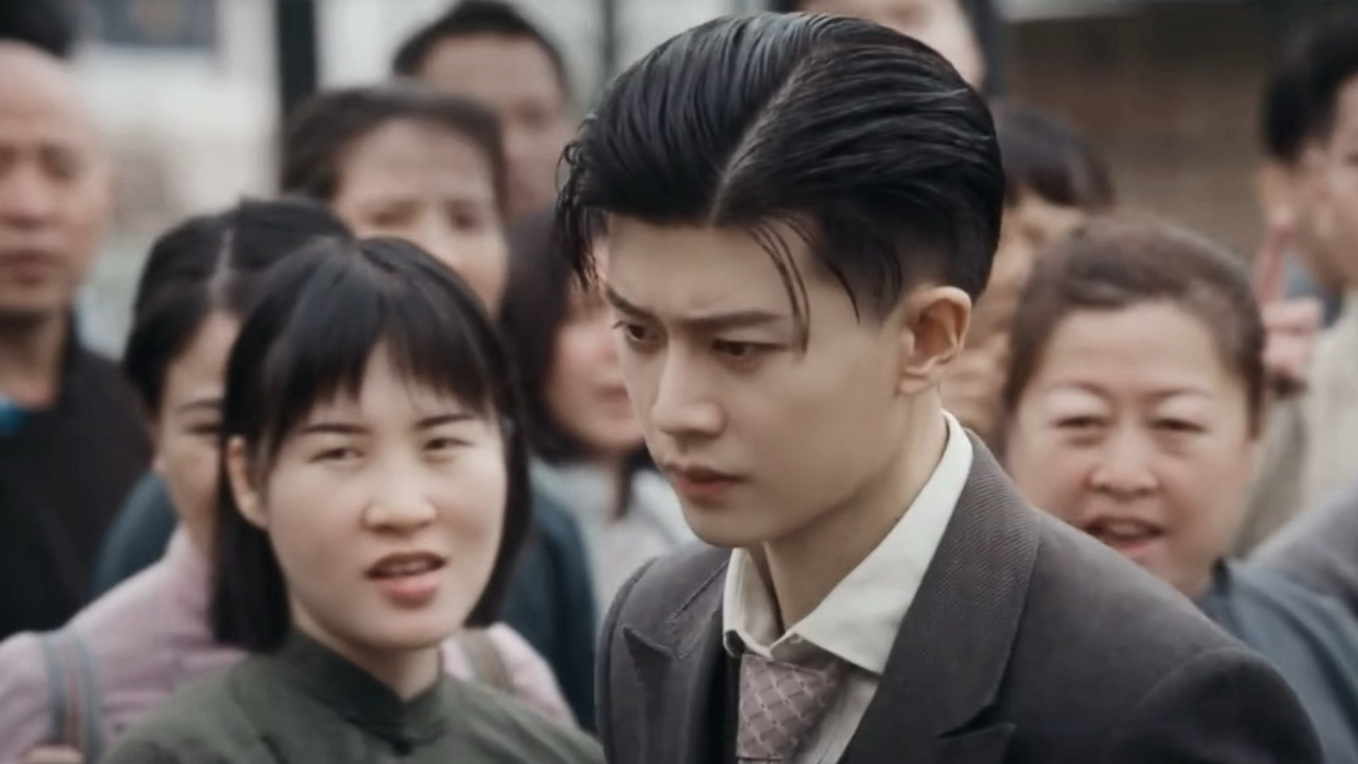 何贤就这样一边救人一边挨骂谁来给何贤道歉！风与潮