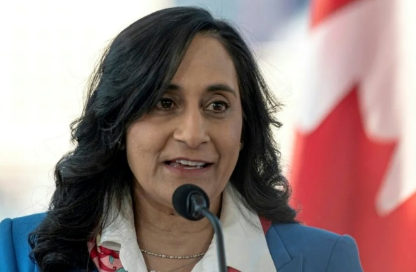 【】财联社11月13日电，据央视新闻报道，加拿大外长阿南德宣布，加拿大对俄罗斯实