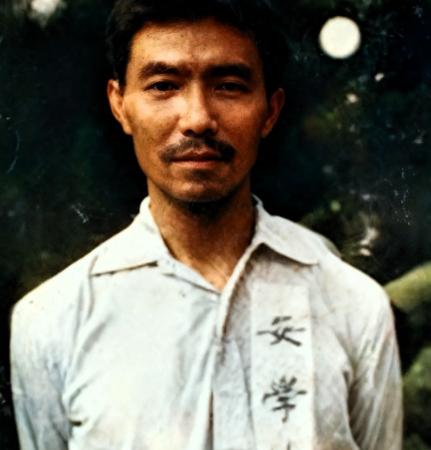 照片是他临刑前拍的，没有摆拍，也没有修饰，却让人看得心里很沉。当时国民党在台湾大