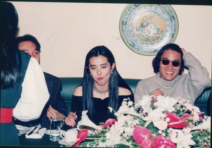 1994年，梁家辉与王祖贤在电影《东邪西毒》晚宴上的画面。

年轻时期的梁家辉很