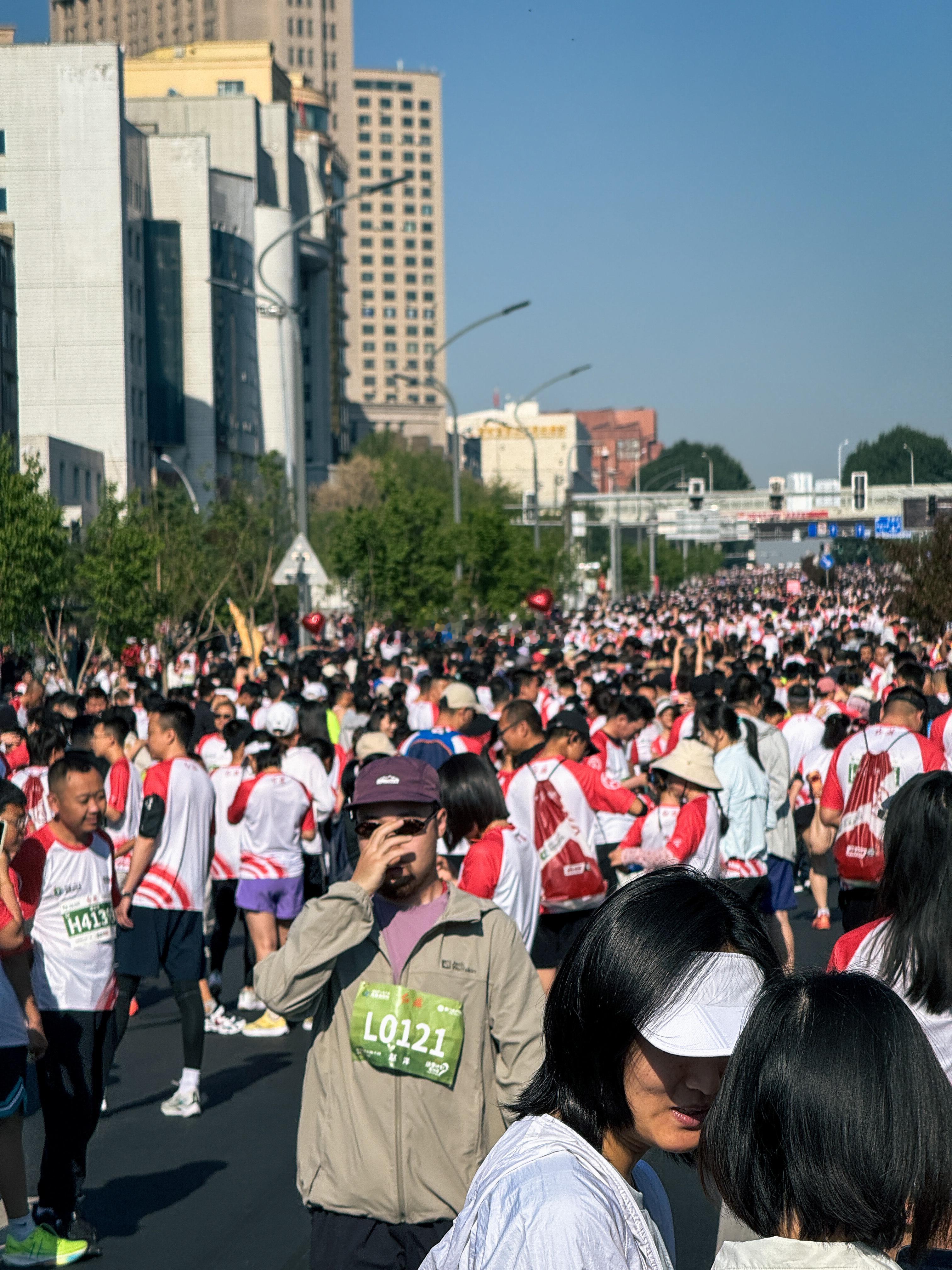 通过跑马拉松绝对能深入感受一座城市，切身实地的感受了一次什么叫“全民运动”。跑的