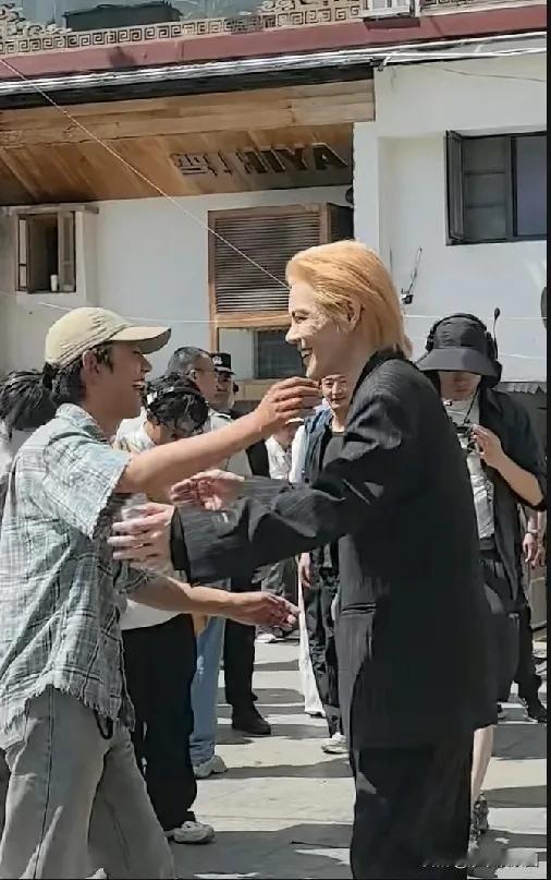我去！向佐咧嘴一笑这眼角皱纹都能夹死六只蚂蚁了吧！这脸白的就像刮了一层腻子，起码