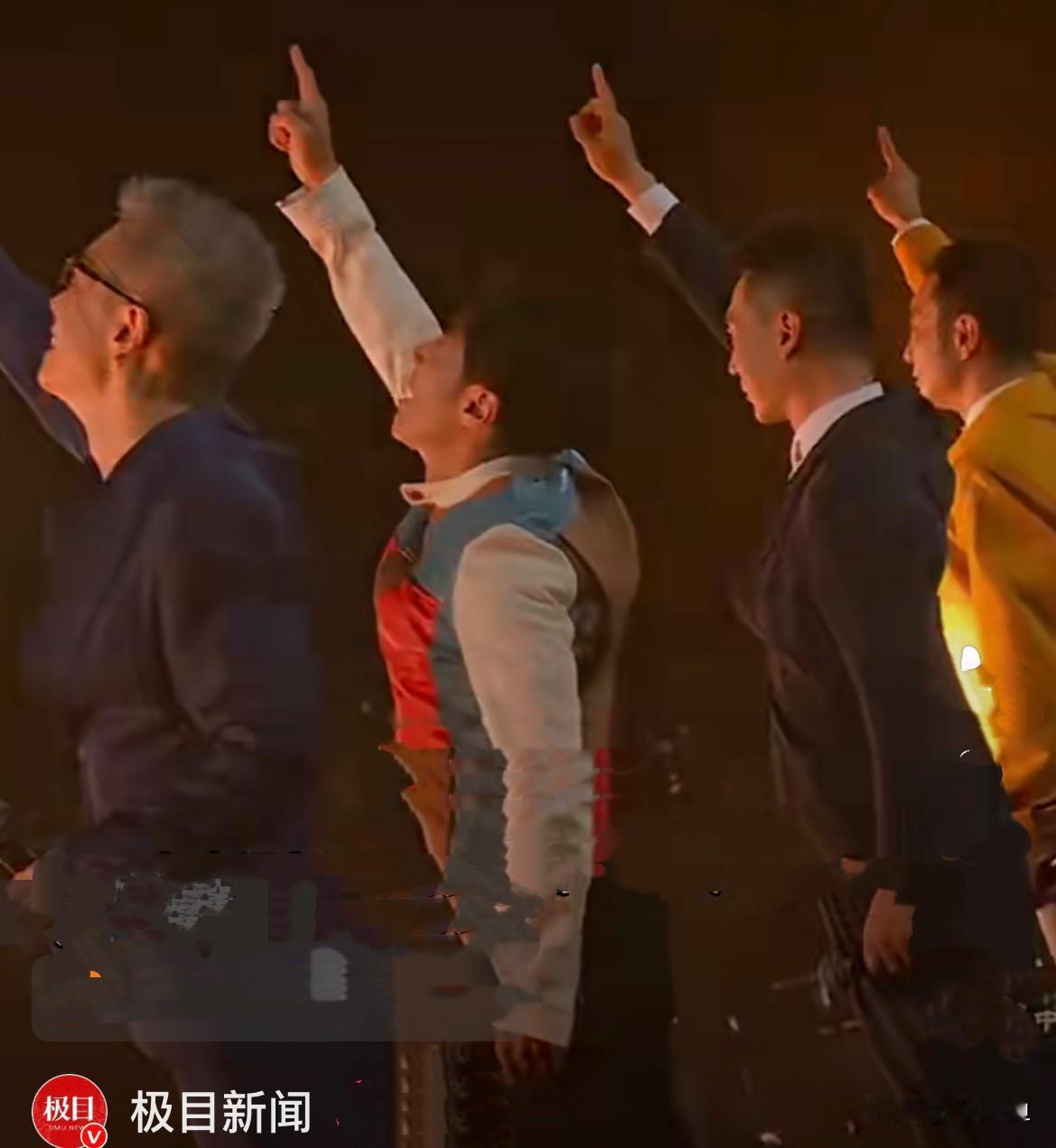 昨晚央视中秋晚会，央视康辉、撒贝宁、朱广权、尼格买提四boys同框合唱励志金曲《