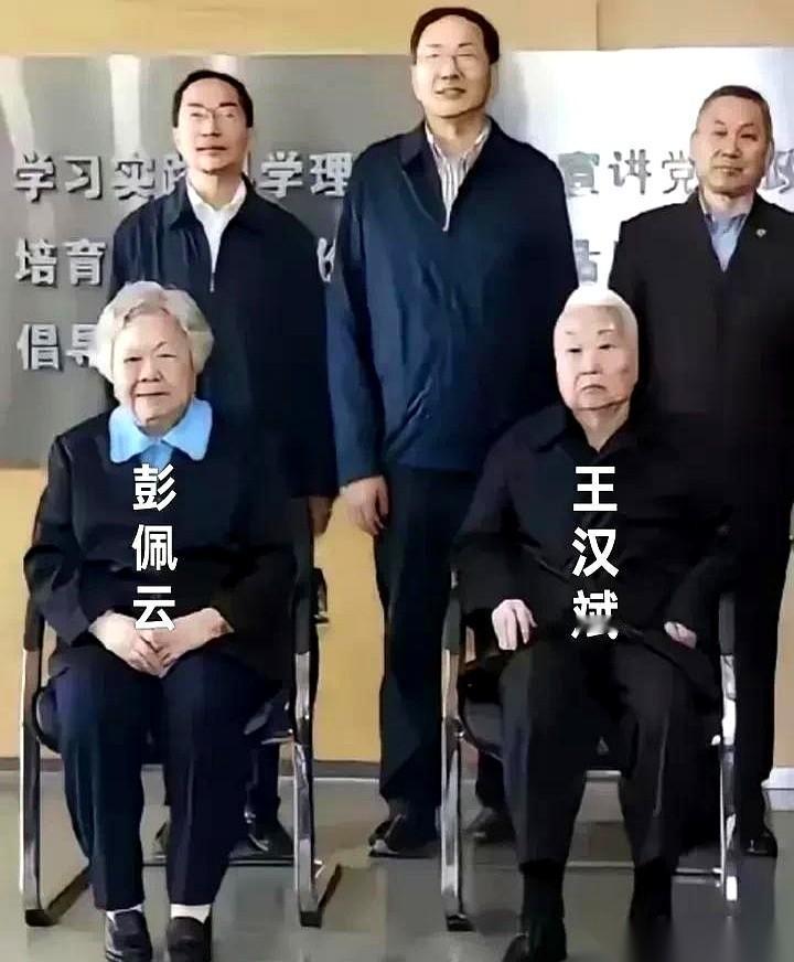 就这张照片，一下子给我干沉默了。
100岁，坐着轮椅，来送别相伴大半个世纪的老伴