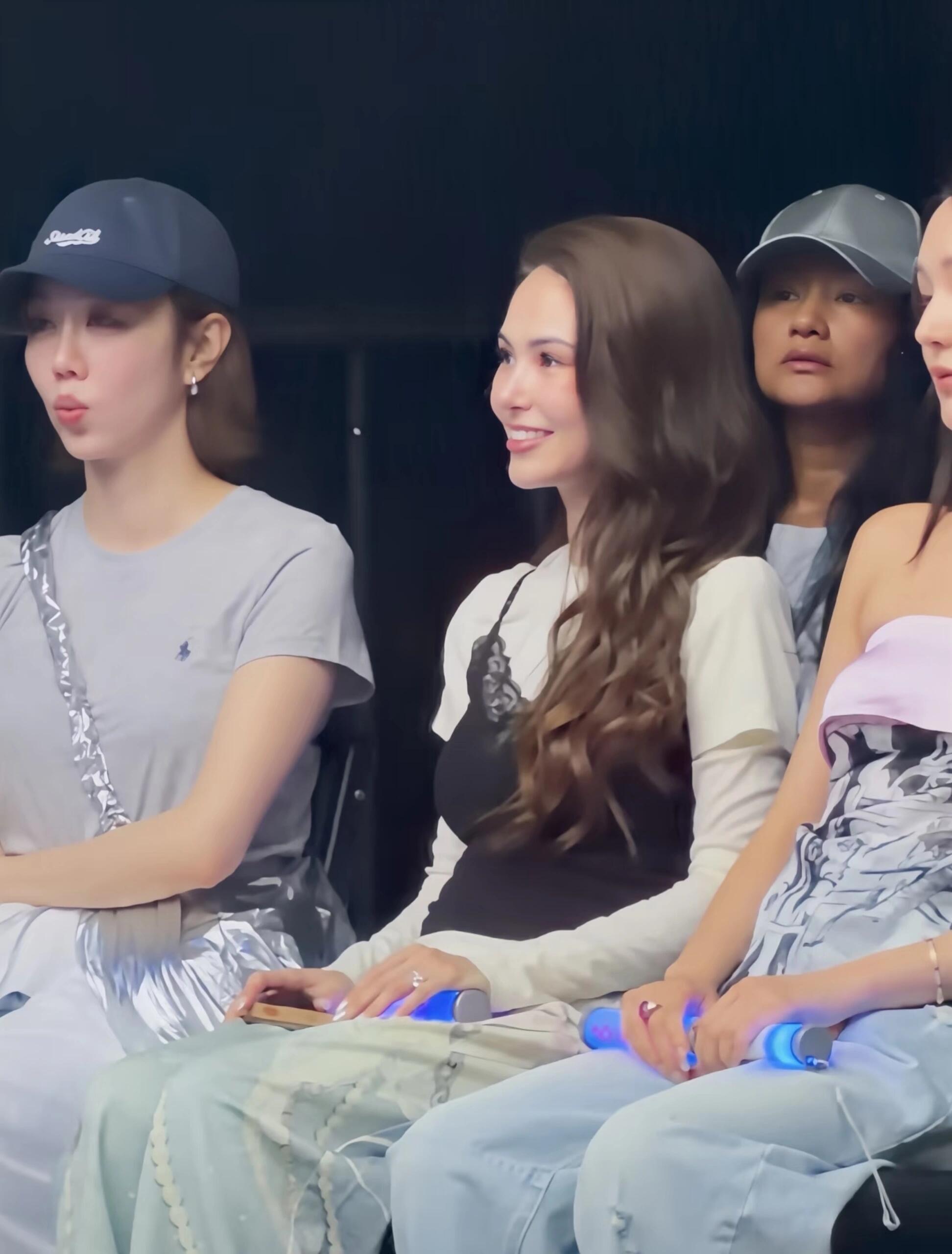 去看周杰伦演唱会的明星不愧是华语乐坛顶流，一场演唱会吸引了一众一人到场。中餐厅剧