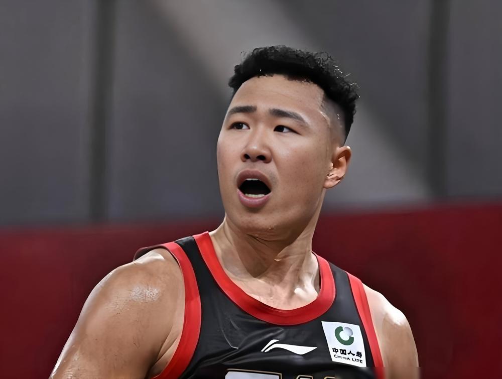 一场球，贺希宁被吹上了天，直接预定了8位数年薪。
 
谁能想到，就在联赛里，他拿