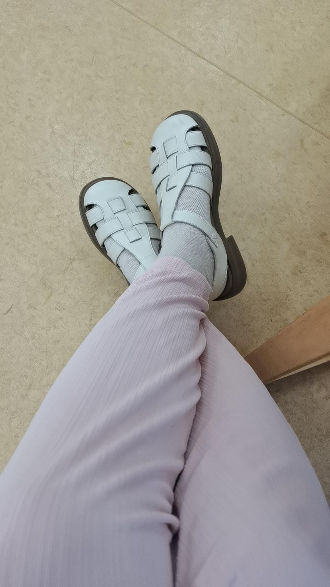 立夏了，把去年买的凉鞋拿出来穿上，前年买的裤子看着和新的一样，面料穿着很舒服，很