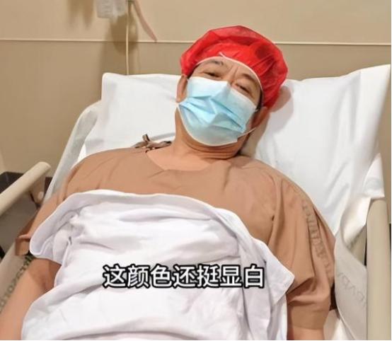李连杰手术照曝光！脖子上刀口很大，两个动作暴露真实的经济状况

 
人们一直认为