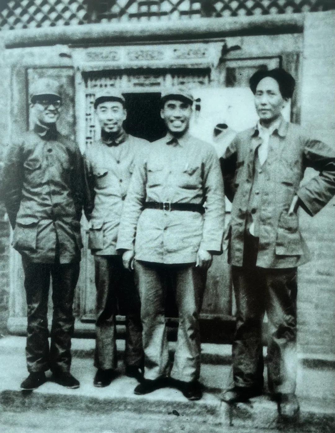 这是1937年，毛主席与周总理、朱老总在延安的一张合照：全民族抗战即将打响，几位