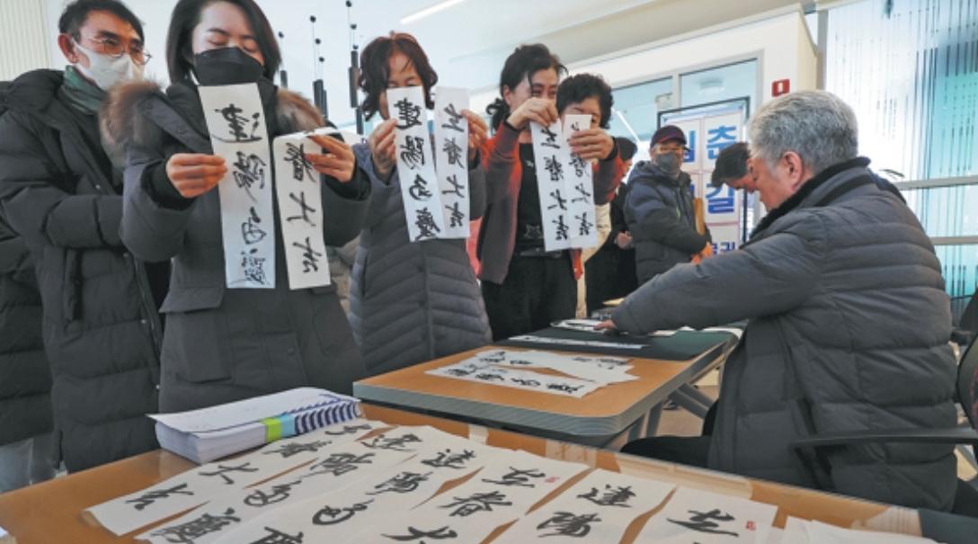 韩国吵着要不要恢复汉字。
韩国教师团体发布的一项调查显示，超过九成教师认为学生的