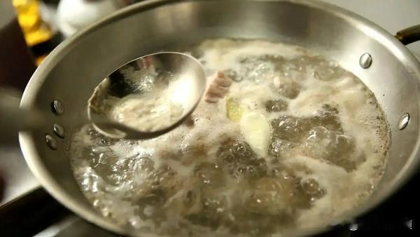 炖肉时出现的浮沫确实不是传统认为的"营养精华"，而是肉类在加热过程中血水、蛋白质