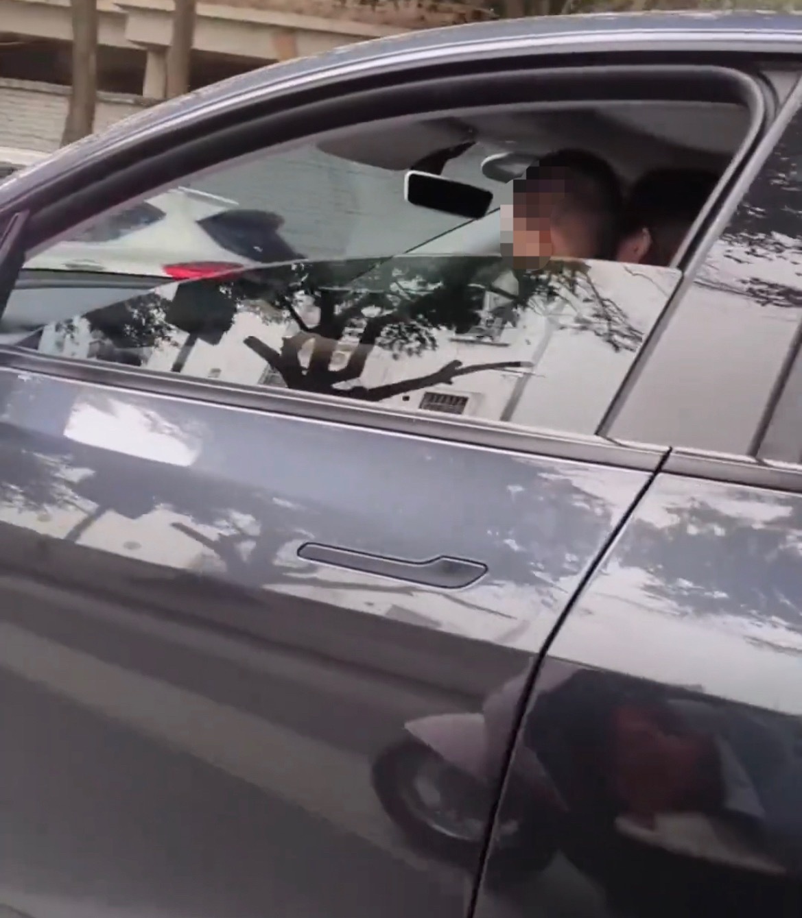 【北海某福南里新能源车司机抱着小孩开车】5月10日，网友爆料称：广西北海 某福南