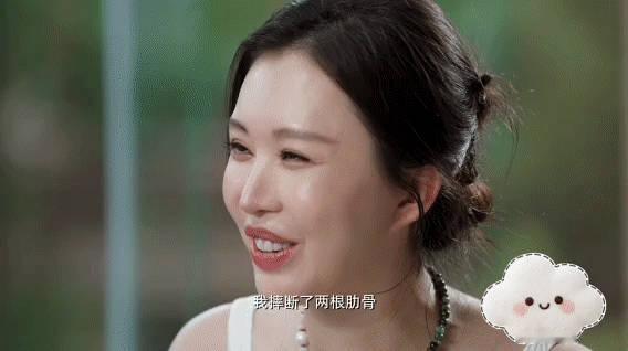 王石和田朴珺约会摔断了两根肋骨叱咤商界的王石，在爱人面前却像毛头小子般逞强，摔断