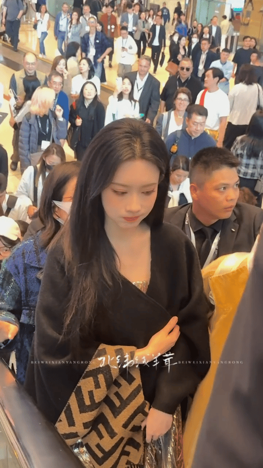 孟子义耀客发布会上班路透 连夜赶工依然美得轻松！孟子义耀客发布会路透曝光，一身流