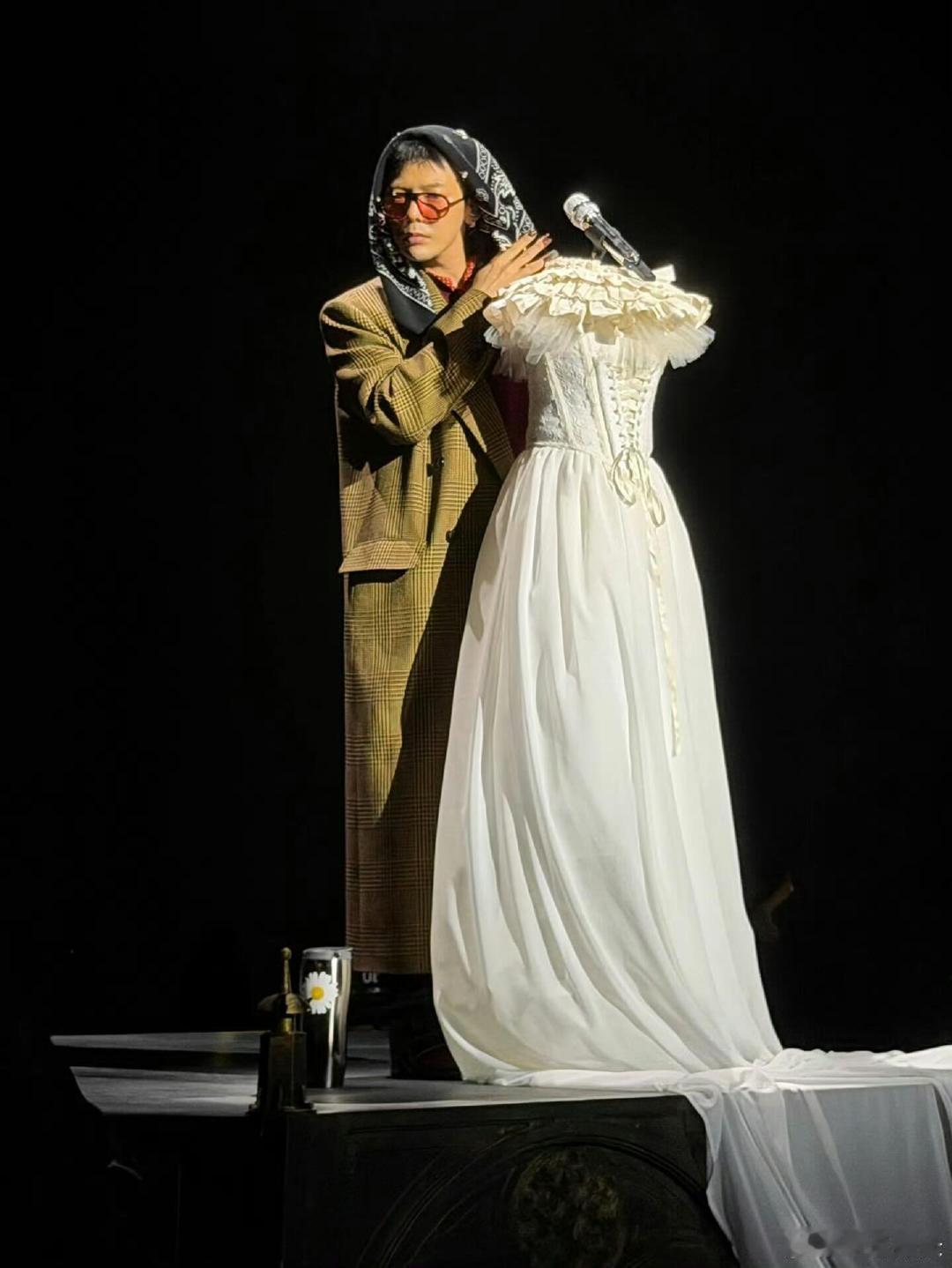 春节和权志龙一起团建 长红这么多年的歌手果然有道理，权志龙这次曼谷见面会，刚好在